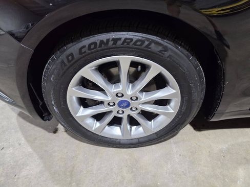 Used 2017 Ford Fusion SE w/ Fusion SE Technology Package FWD image 23