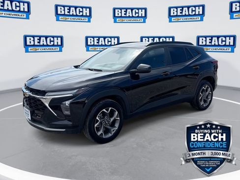 Used 2025 Chevrolet Trax LT FWD image 1
