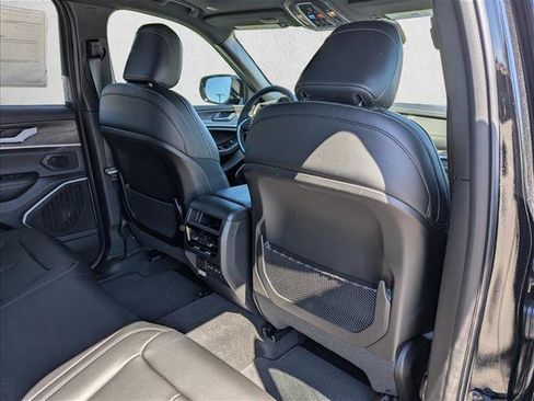 New 2026 Jeep Grand Cherokee Limited w/ Limited Altitude Package AWD/4WD image 30