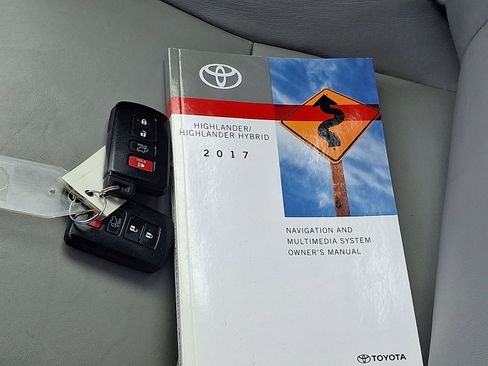 Used 2017 Toyota Highlander XLE w/ Protection Package #3 AWD/4WD image 3