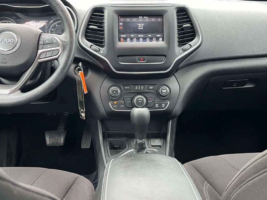 Used 2019 Jeep Cherokee Latitude w/ Popular Appearance Group FWD image 3