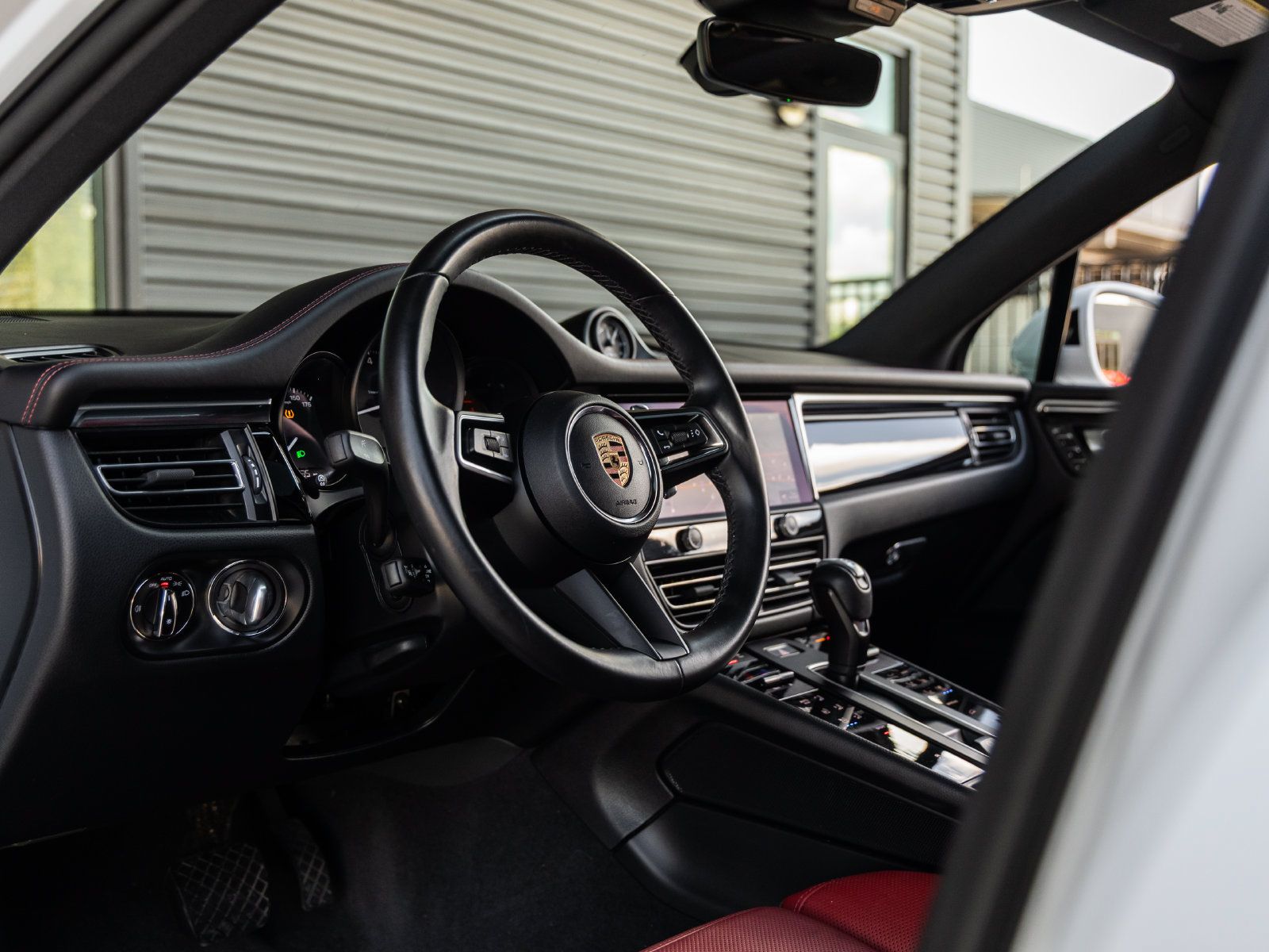 Certified 2023 Porsche Macan AWD/4WD image 4