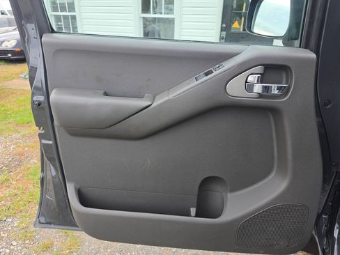 Used 2010 Nissan Frontier SE w/ SE Value Truck Pkg AWD/4WD image 10
