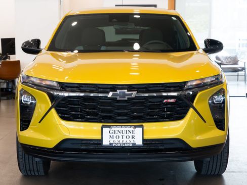 Used 2024 Chevrolet Trax RS w/ Driver Confidence Package FWD image 2