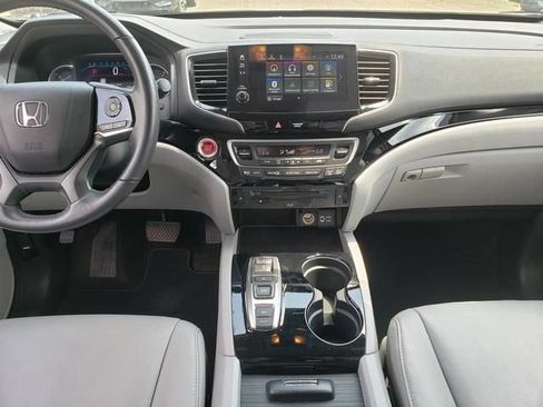 Used 2022 Honda Pilot Touring image 17