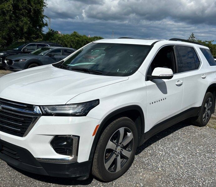 Used 2023 Chevrolet Traverse LT w/ LT Premium Package AWD/4WD image 2