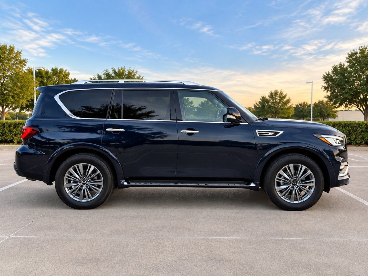 Used 2022 INFINITI QX80 Luxe w/ All-Season Package RWD image 4