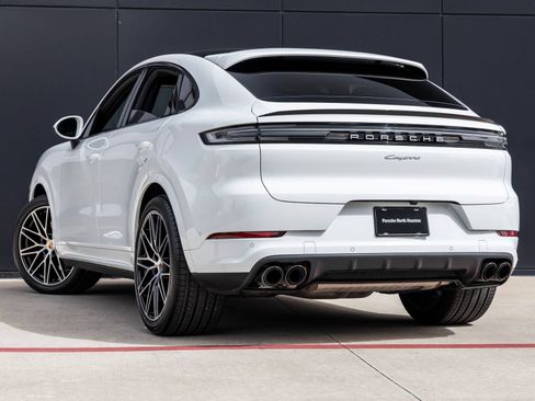 Certified 2025 Porsche Cayenne Coupe AWD/4WD image 3