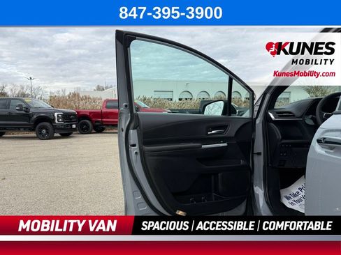 Used 2025 Toyota Sienna XSE w/ XSE Plus Package AWD/4WD image 25