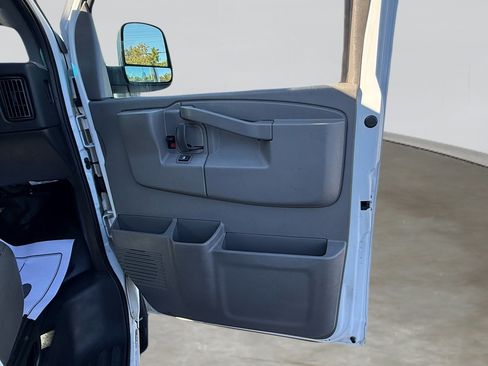 Used 2017 Chevrolet Express 3500 Extended image 23