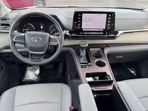Used 2024 Toyota Sienna XLE image 5