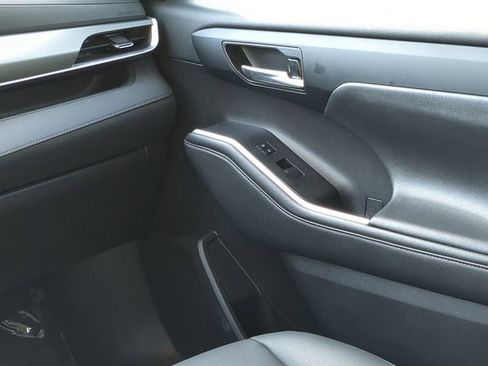 Used 2021 Toyota Highlander XLE image 23