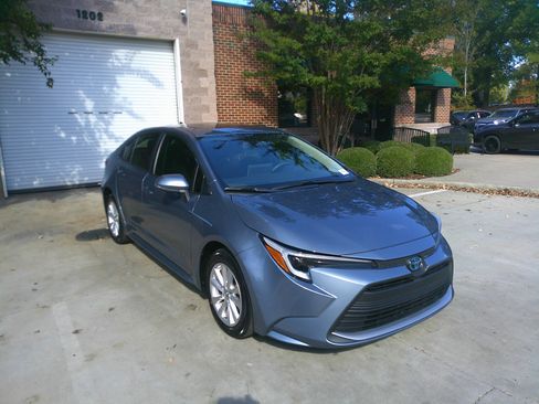 Used 2025 Toyota Corolla XLE image 2