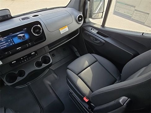 Used 2025 Mercedes-Benz Sprinter 2500 image 20