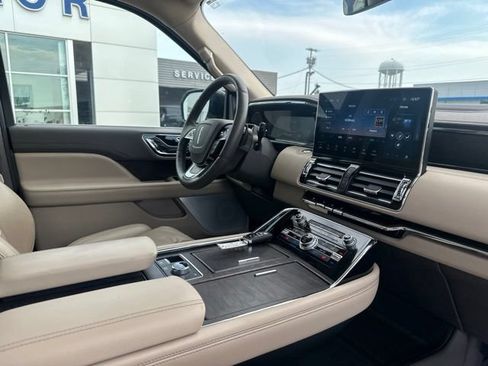 Used 2024 Lincoln Navigator Reserve AWD/4WD image 9