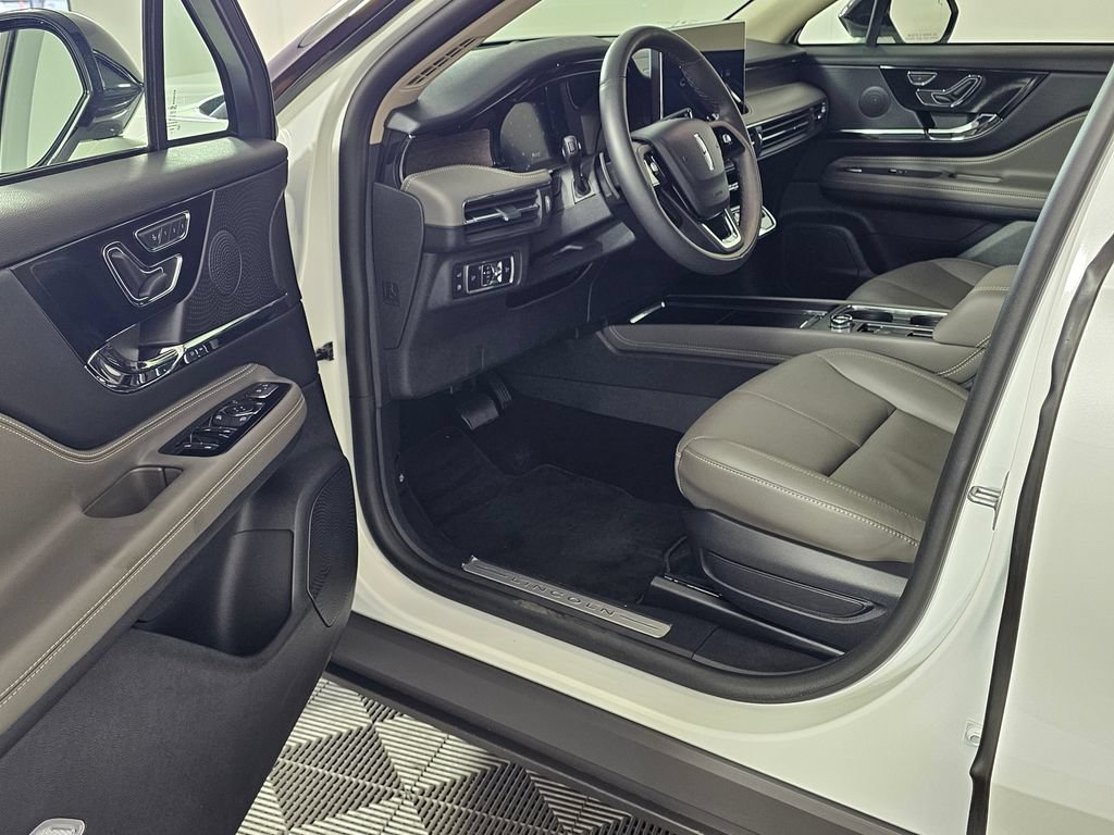 New 2025 Lincoln Corsair Grand Touring w/ Jet Appearance Package AWD/4WD image 23