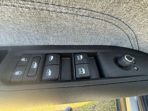 Used 2024 Jeep Compass Latitude w/ Convenience Group AWD/4WD image 14