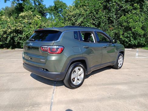 Used 2017 Jeep Compass Latitude w/ Popular Equipment Group FWD image 8