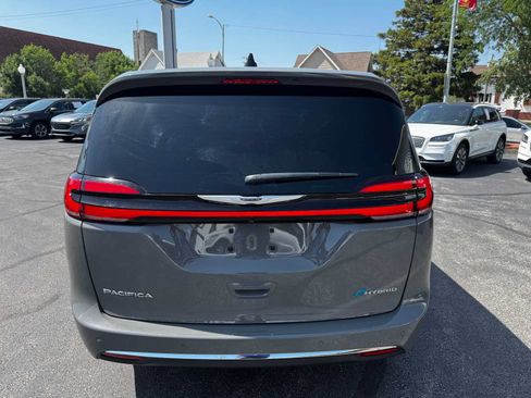 Used 2025 Chrysler Pacifica Select FWD image 10