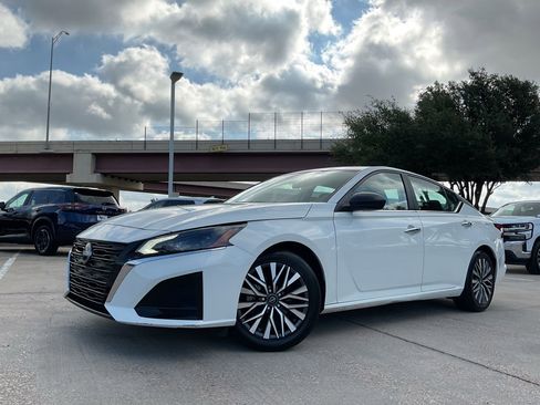 Used 2025 Nissan Altima 2.5 SV FWD image 2