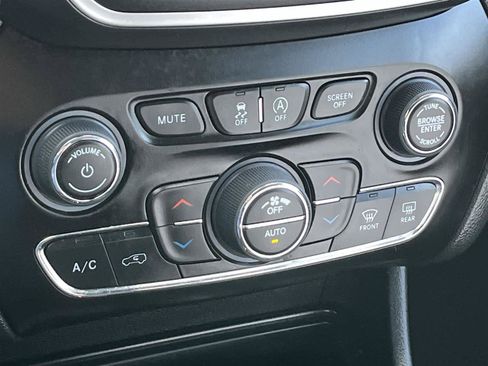 Used 2023 Jeep Cherokee Altitude Lux image 22