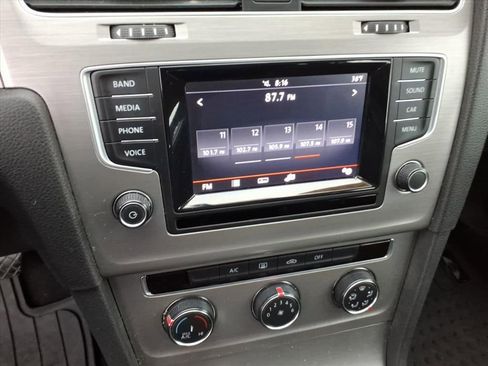 Used 2015 Volkswagen Golf TDI S image 32