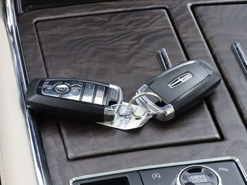 Used 2020 Lincoln Navigator L Reserve w/ Luxury Package AWD/4WD image 22