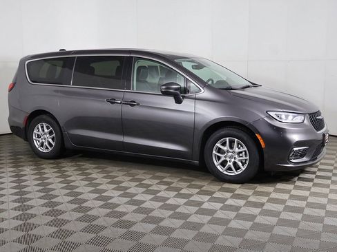 Used 2023 Chrysler Pacifica Touring-L FWD image 15