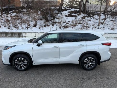 Used 2022 Toyota Highlander XLE image 5