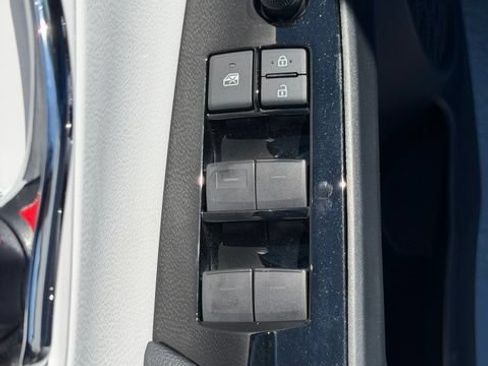 Used 2020 Toyota Prius LE AWD/4WD image 18