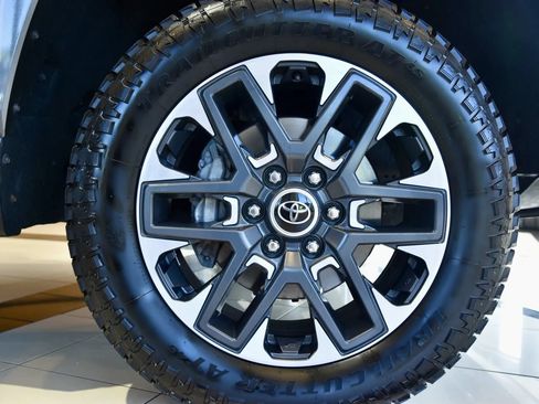Used 2022 Toyota Tundra Limited w/ Power Package AWD/4WD image 10