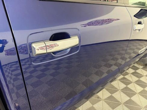 Used 2019 Nissan Titan SV image 32