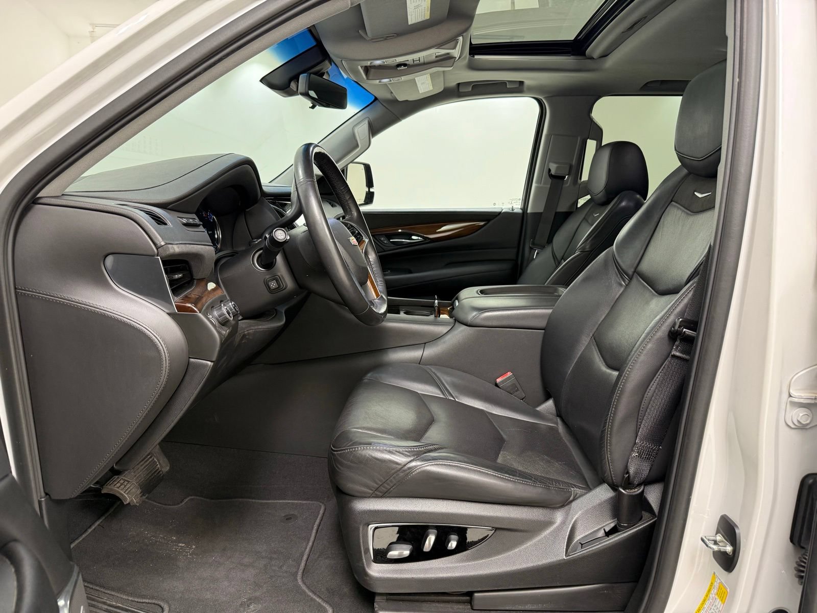Used 2019 Cadillac Escalade ESV Luxury AWD/4WD image 14