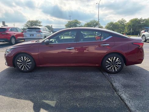 Used 2025 Nissan Altima 2.5 SV FWD image 4