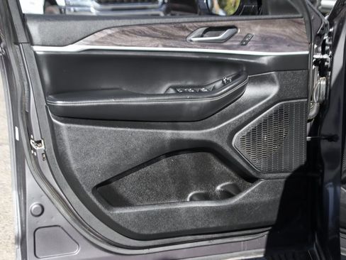 Used 2023 Jeep Grand Cherokee L Limited AWD/4WD image 16