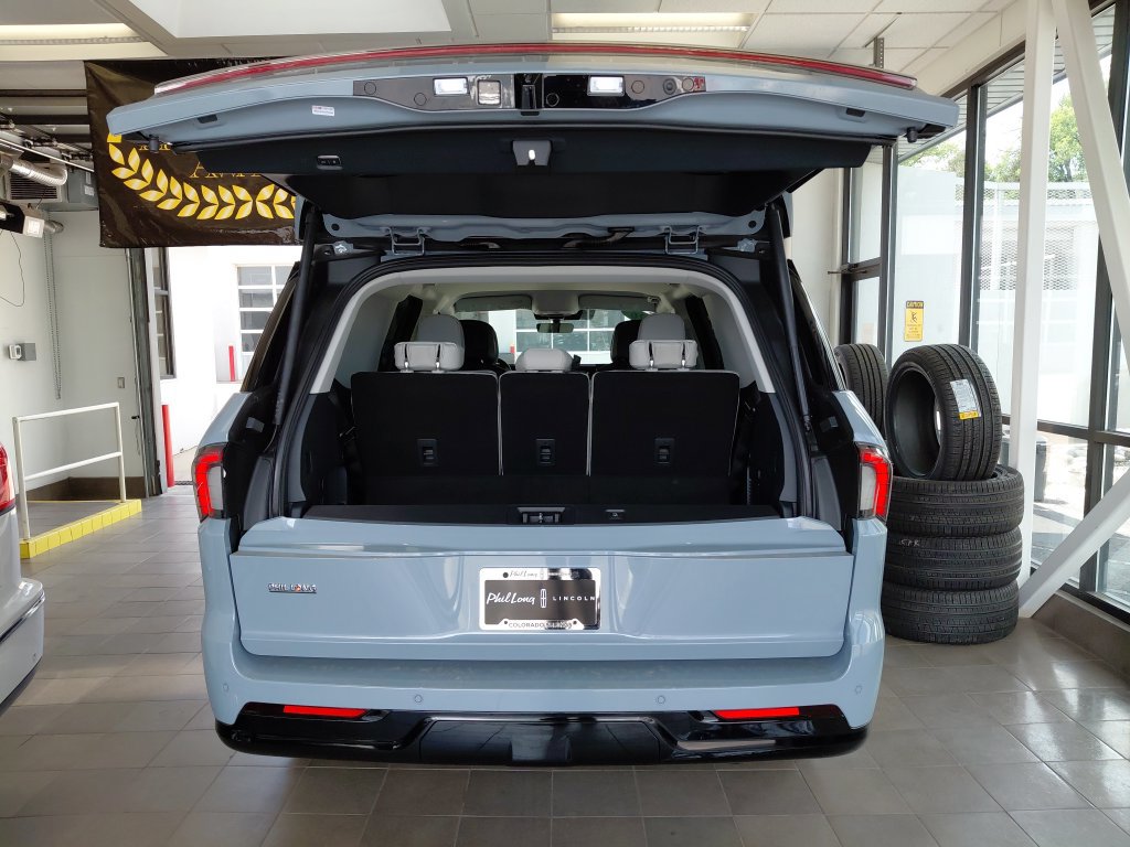 New 2026 Lincoln Navigator Premiere AWD/4WD image 25
