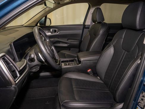 Certified 2025 Kia Sorento EX image 11