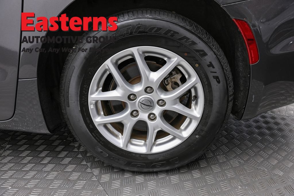 Used 2023 Chrysler Pacifica Touring-L FWD image 9