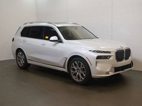Used 2025 BMW X7 xDrive40i w/ Climate Comfort Package AWD/4WD image 1