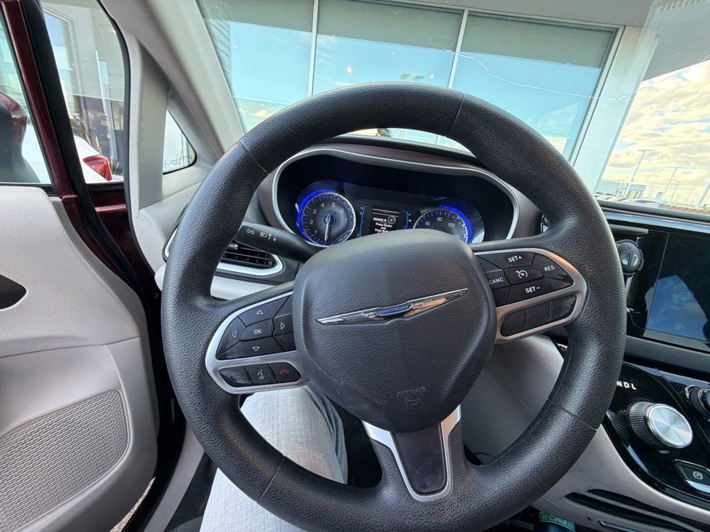 Used 2017 Chrysler Pacifica Touring w/ Tire & Wheel Group FWD image 11