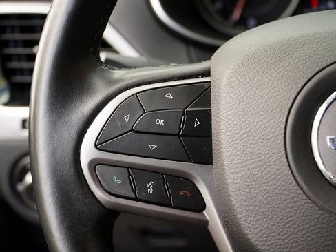 Used 2019 Jeep Cherokee Limited image 23