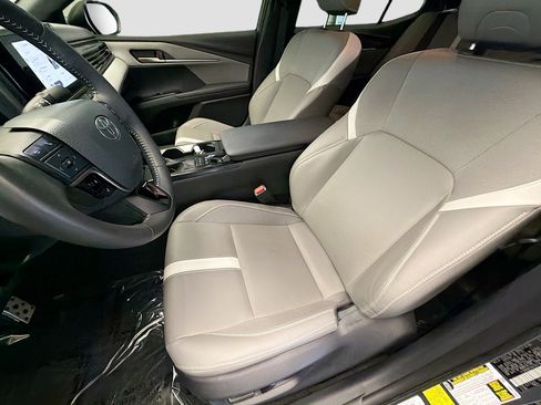 Used 2025 Toyota Camry SE FWD image 11