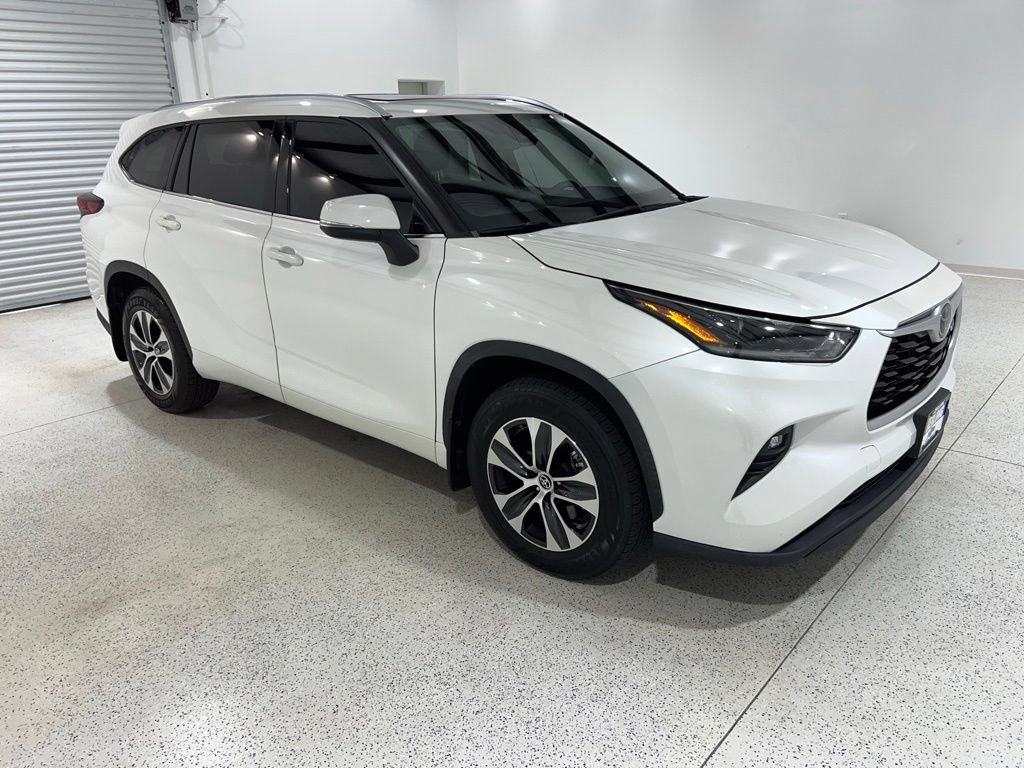 Used 2021 Toyota Highlander XLE AWD/4WD image 7