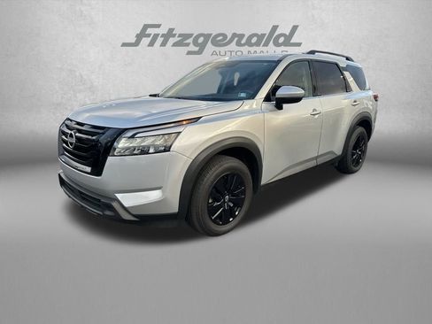 Used 2024 Nissan Pathfinder SV image 3