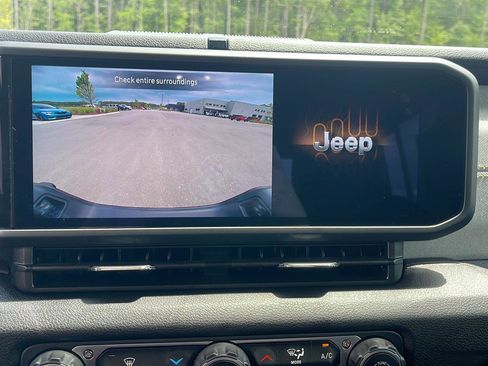Used 2025 Jeep Gladiator Sport AWD/4WD image 18