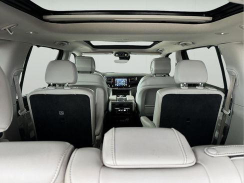 Used 2022 Jeep Wagoneer Series III w/ Premium Group I AWD/4WD image 5