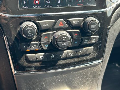 Used 2021 Jeep Grand Cherokee Laredo X AWD/4WD image 29