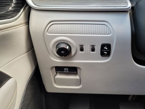 Used 2023 Jeep Wagoneer L Series II image 17