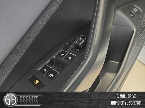Used 2025 Volkswagen Jetta SE FWD image 11