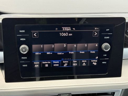 Used 2025 Volkswagen Taos SE w/ Panoramic Sunroof Package FWD image 14